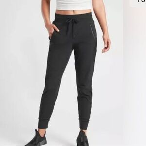 Athleta Trekkie North cropped jogger, black, size 12